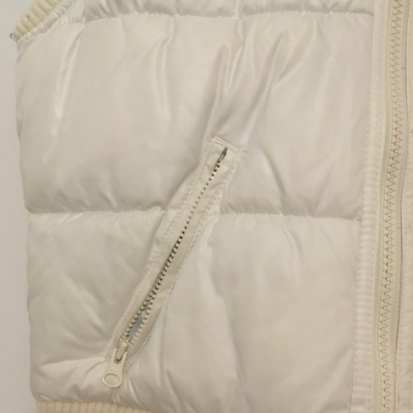 Sleeveless puffer jacket in white - Picture 3 of 4